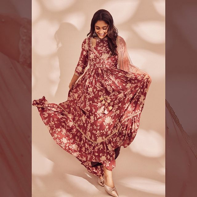 Staggering Poses Of Regina Cassandra